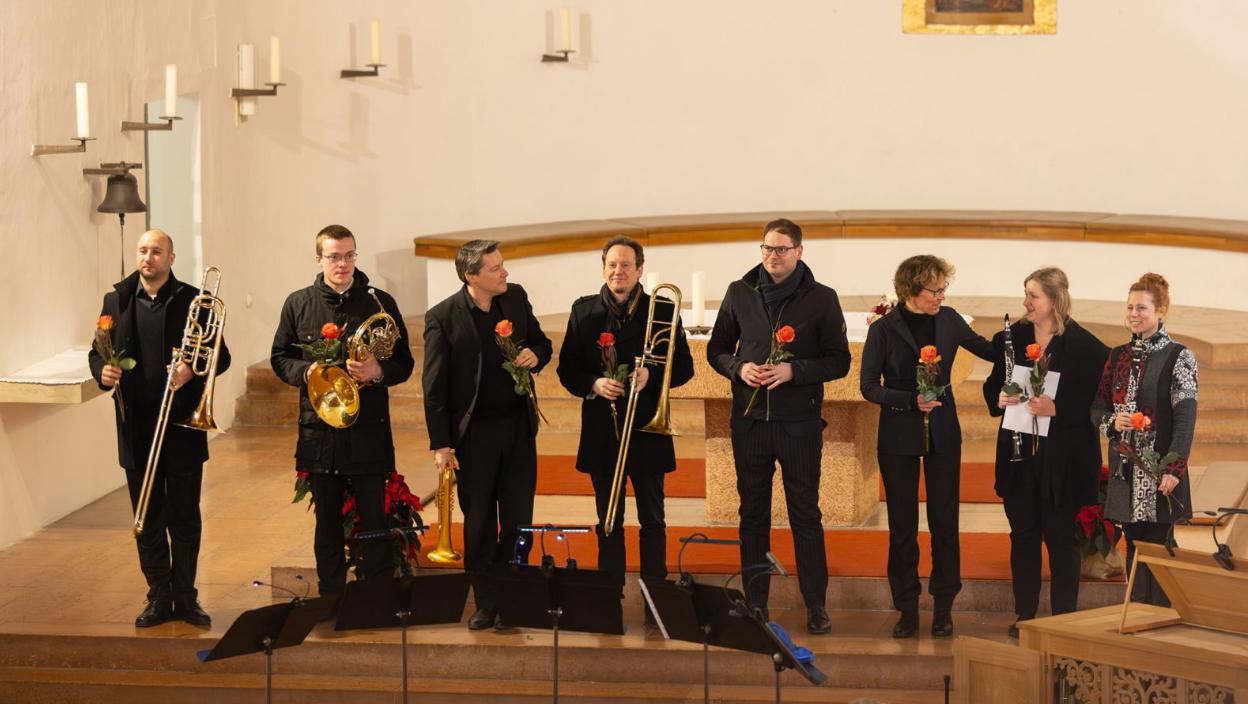 Mitwirkende Mit Blumen | 