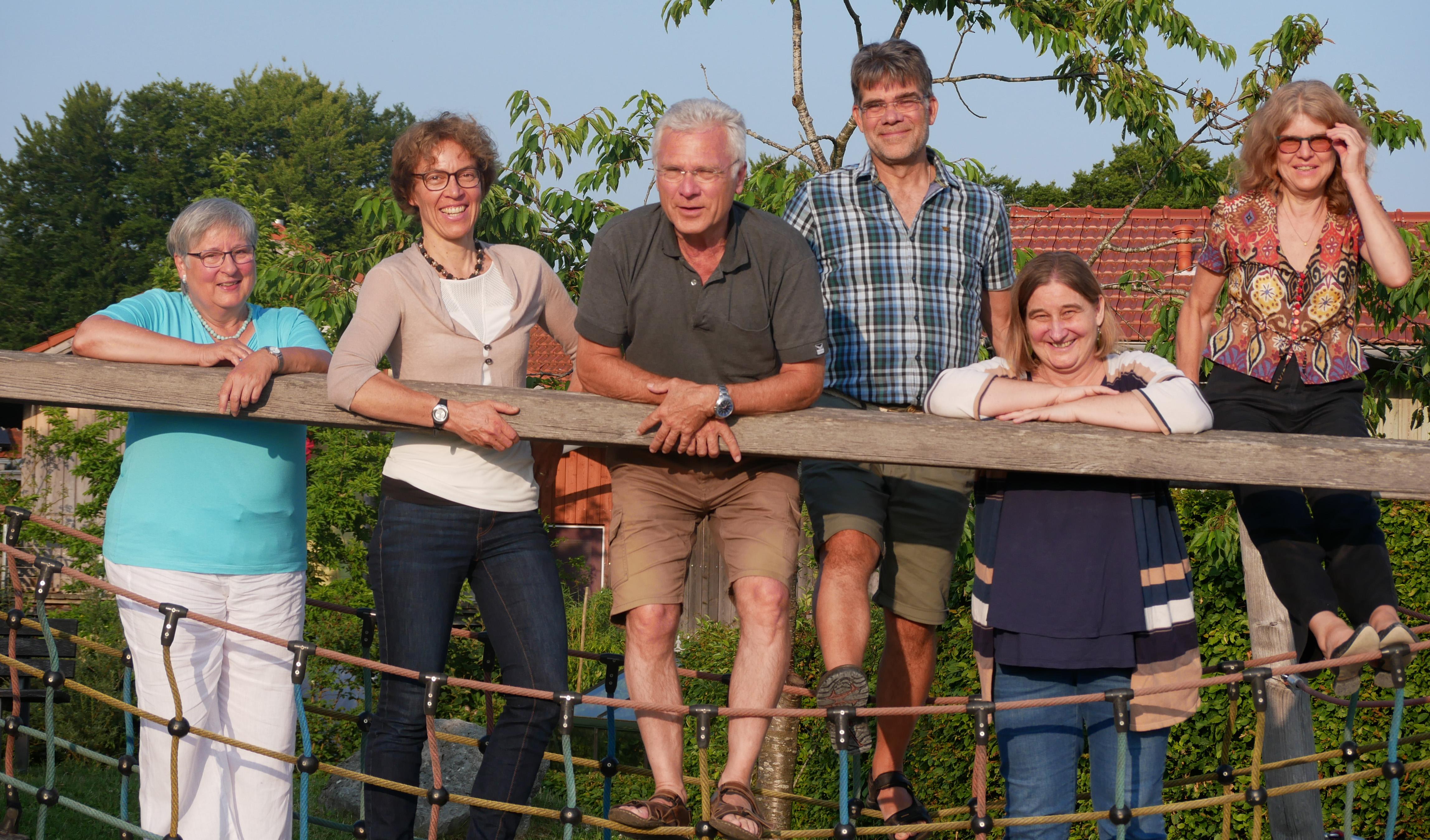 Die Gründungsmitglieder des Vereins | Hier die Gründungsmitglieder des Vereins auf einer Hängebrücke:
Angelika Neumann (Schatzmeisterin), Judith Trifellner (1. Vorsitzende), Robert Hell (Schriftführer), Wolfgang Hell (Beisitzer), Tanja Schelter (2. Vorsitzende), Magdalena Restle (Beisitzerin)